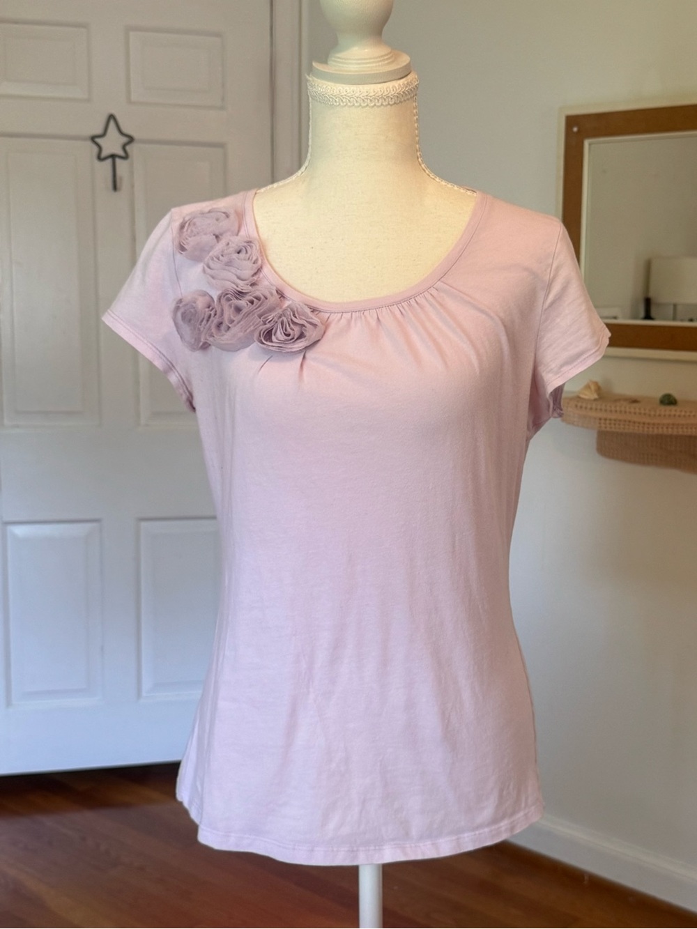 Ann Taylor Pale Pink/Lavender Scoop Neck Tee with 3D Rosette Flowers Sz Medium